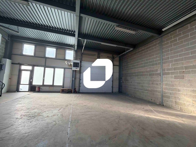 Situés dans la ZAC du THILLAY à proximité immédia