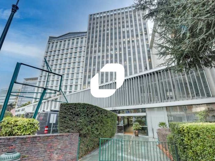 Sur les Quais de Seine à proximité immédiate de L