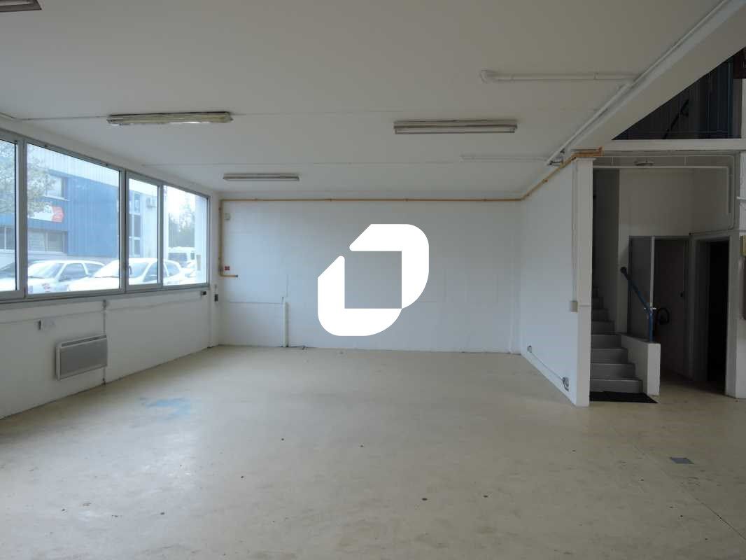 Au sein d'un parc d'activité, à proximité de la D