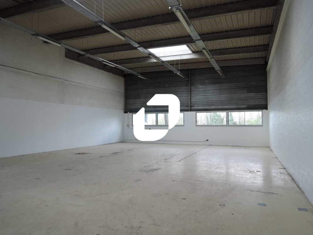 Au sein d'un parc d'activité, à proximité de la D