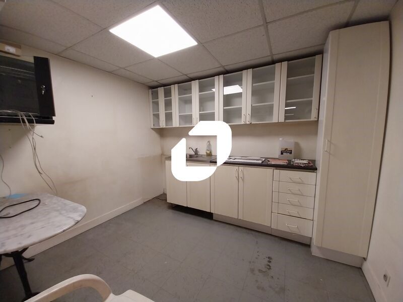 Situés dans une zone d'activité prisée à Magny-le