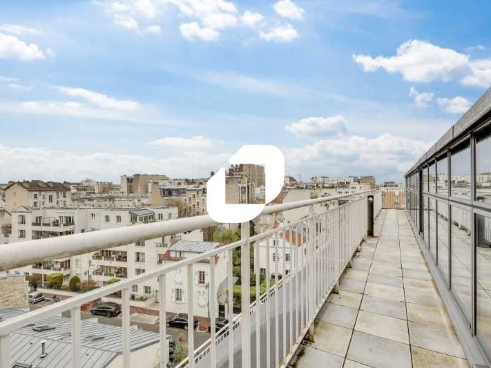 Dans un immeuble récent, situé sur les quais de S