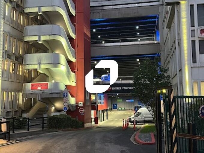 À proximité immédiate des axes autoroutiers A86, 