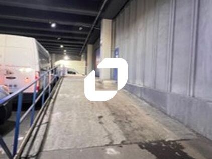 À proximité immédiate des axes autoroutiers A86, 