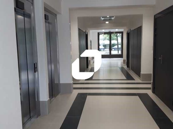 Dans un immeuble neuf, situé à proximité du RER A