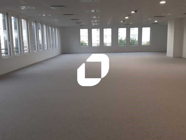 Dans un immeuble neuf, situé à proximité du RER A