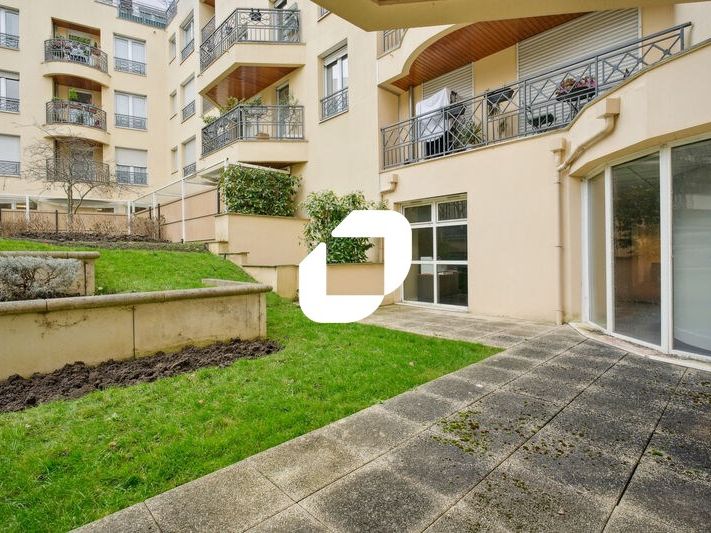 Situé en plein centre-ville historique de Rueil,