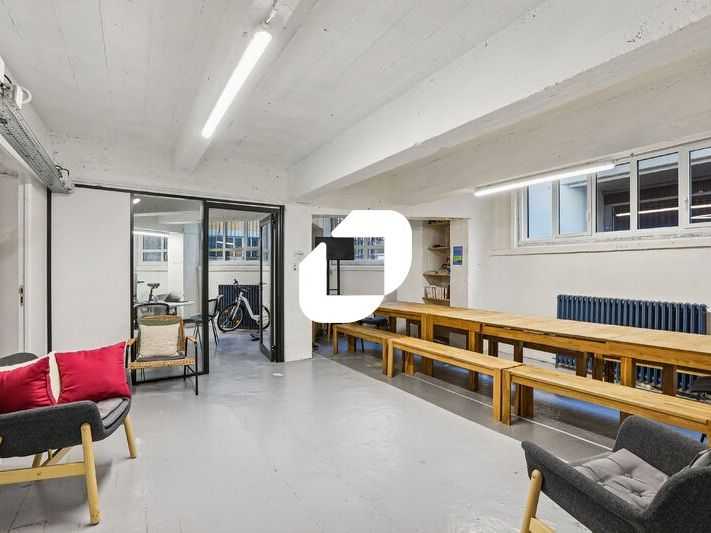 Au pied du métro, dans un immeuble ancien, ces bu