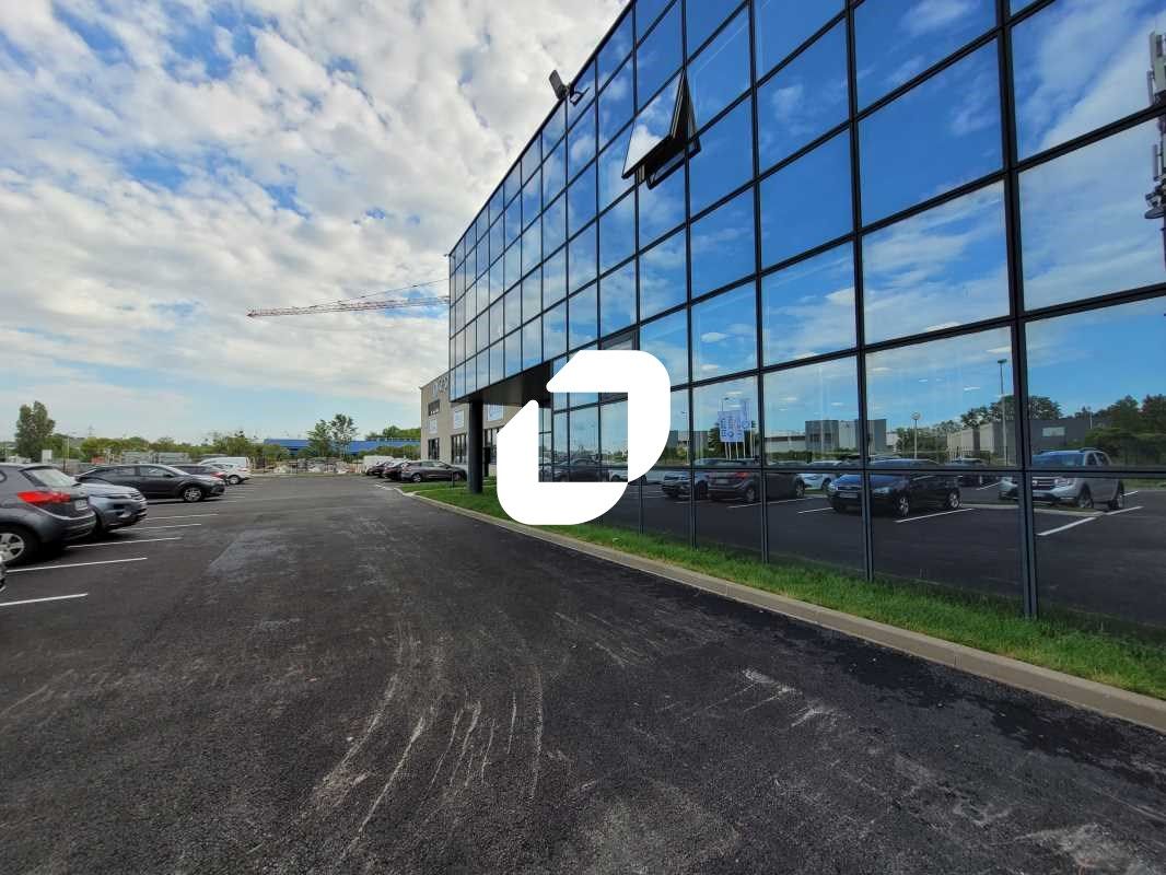 Situé à proximité de l'Autoroute A6 et de la Nati