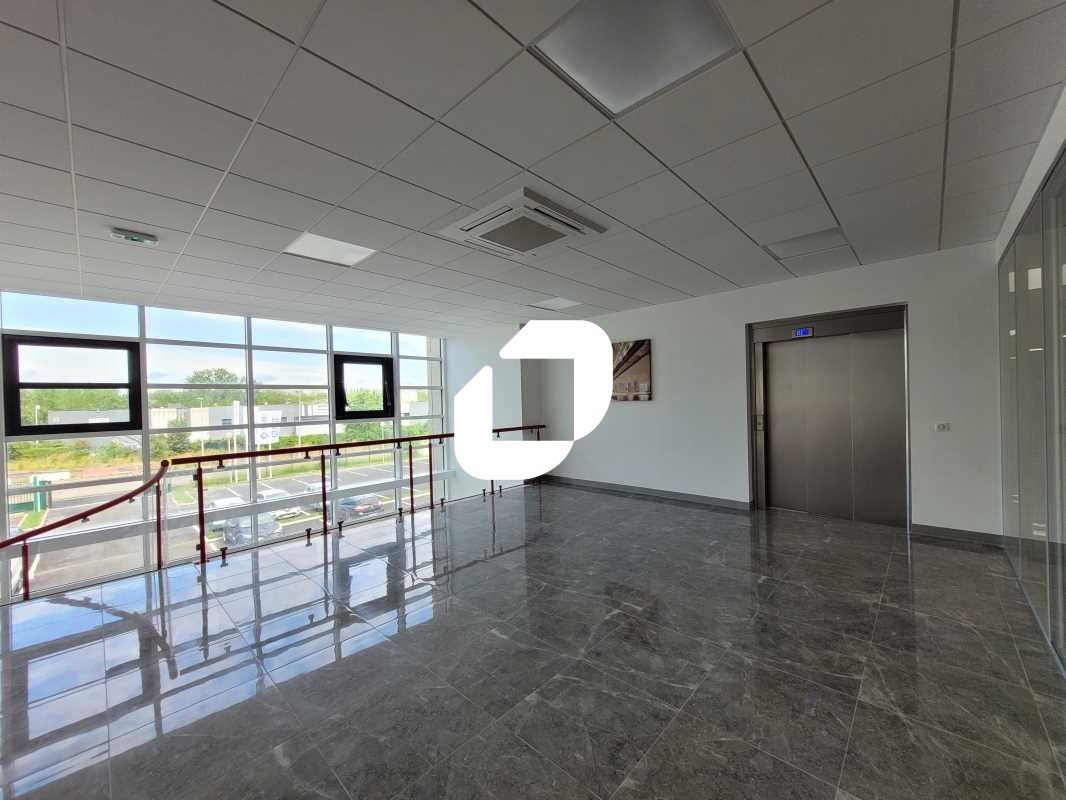 Situé à proximité de l'Autoroute A6 et de la Nati