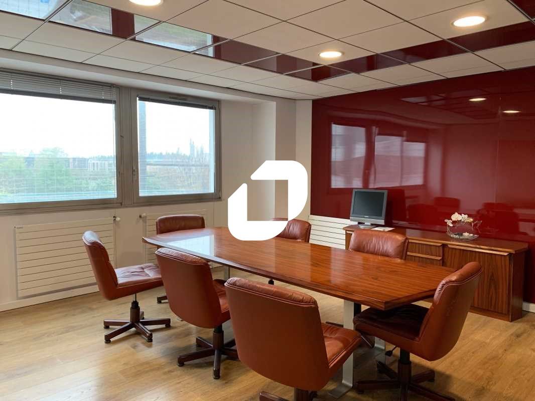 Situé au pied de l'Autoroute A6, de la Nationale 