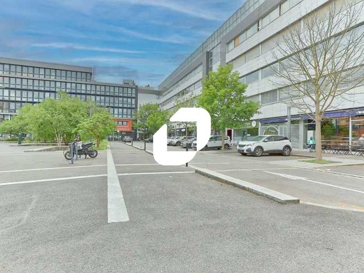 Situé en plein centre d'Evry, à proximité du Cent