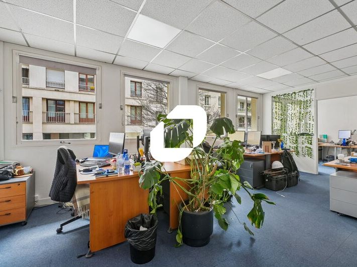 À deux pas du métro Glacière et à proximité imméd