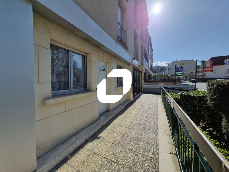 Situé au pied de la gare rer B, et à proximité de