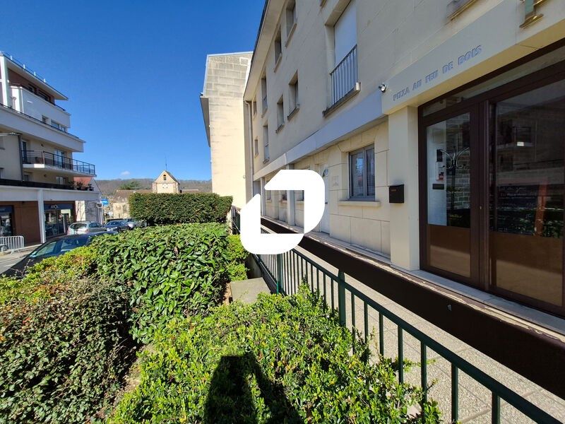 Situé au pied de la gare rer B, et à proximité de