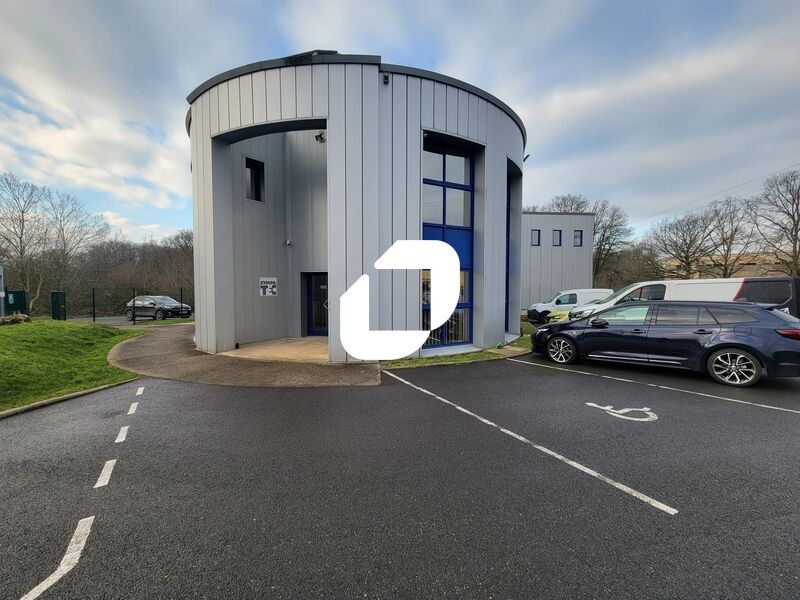 Proche de l'autoroute A10 , des routes nationales