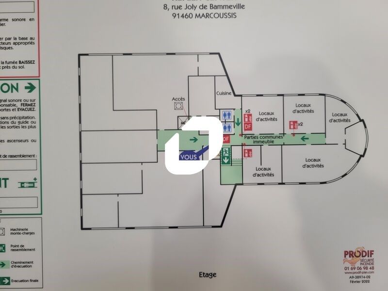 Proche de l'autoroute A10 , des routes nationales