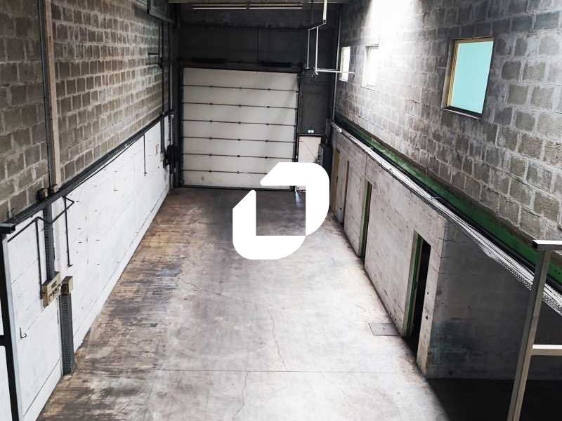 Situé dans la zone d'activité des Roseaux à Valen