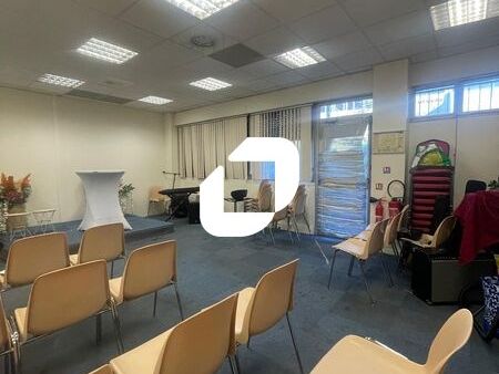 Situé dans la zone d'activité des glaises au pied