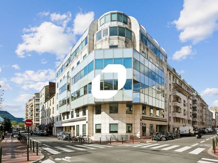 Au sein d'un immeuble de bureaux moderne, au dern