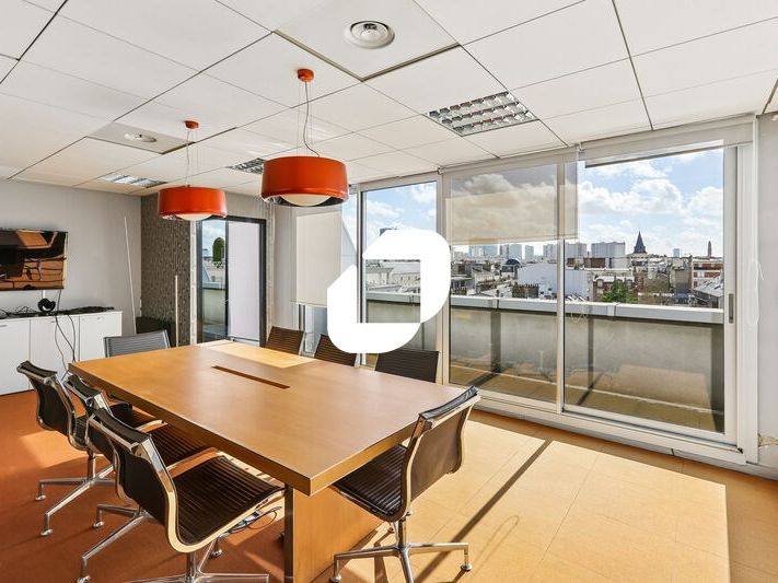 Au sein d'un immeuble de bureaux moderne, au dern