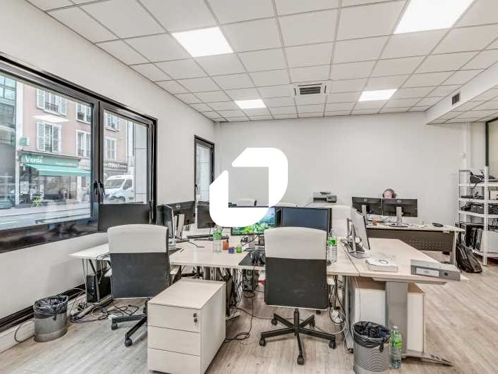 Au sein d'un immeuble de bureaux moderne à toute 
