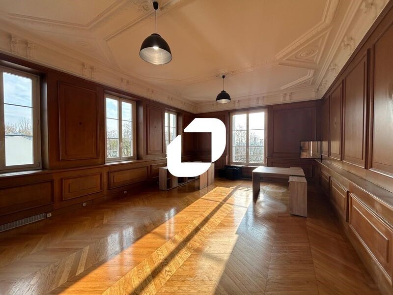 Situé au coeur de Nogent-sur-Marne, à quelques pa