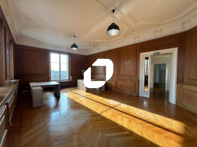 Situé au coeur de Nogent-sur-Marne, à quelques pa