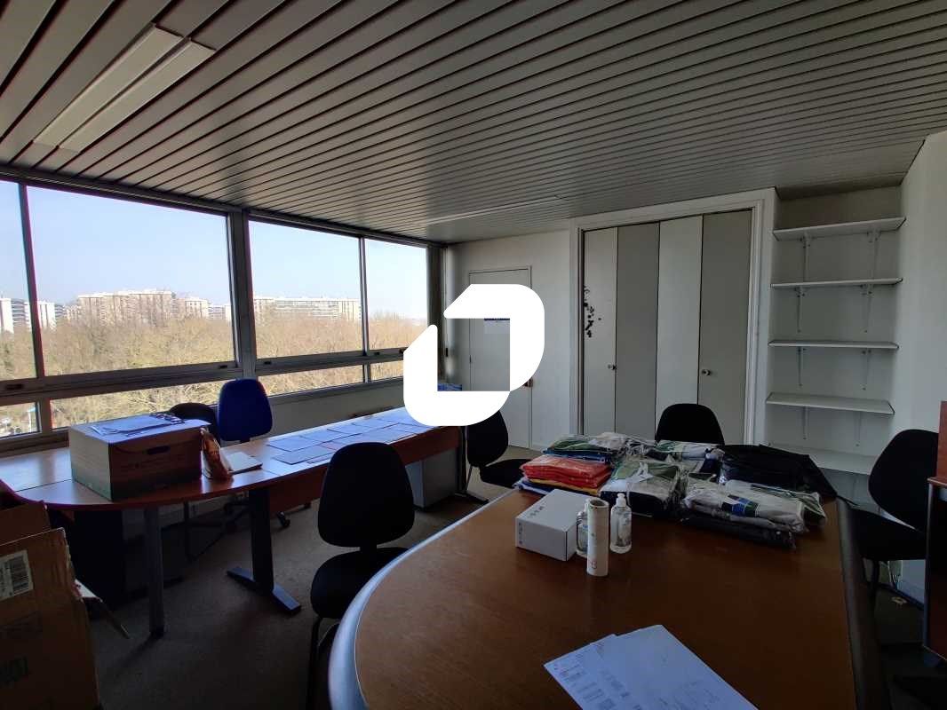 Situé à proximité de l'A6, de la N7 et de la gare