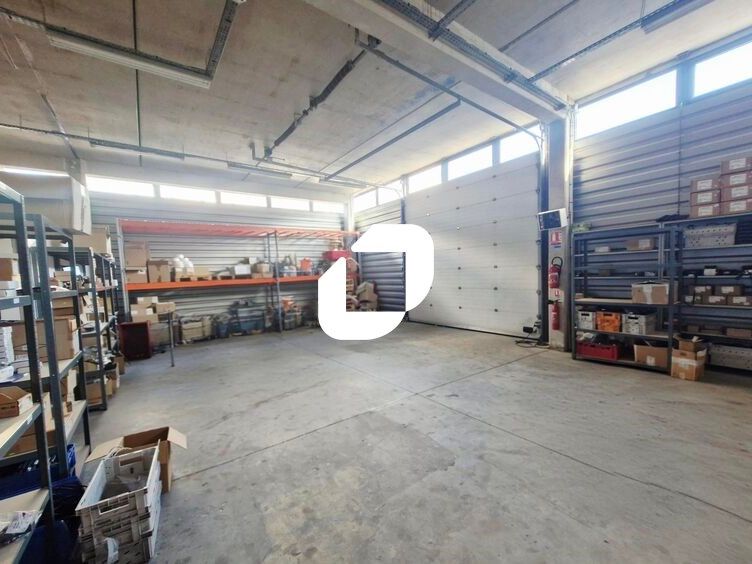 A proximité de l'autoroute A4 et de la Francilien