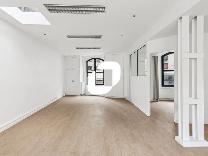 Dans le 14ème arrondissement de Paris et au pied 