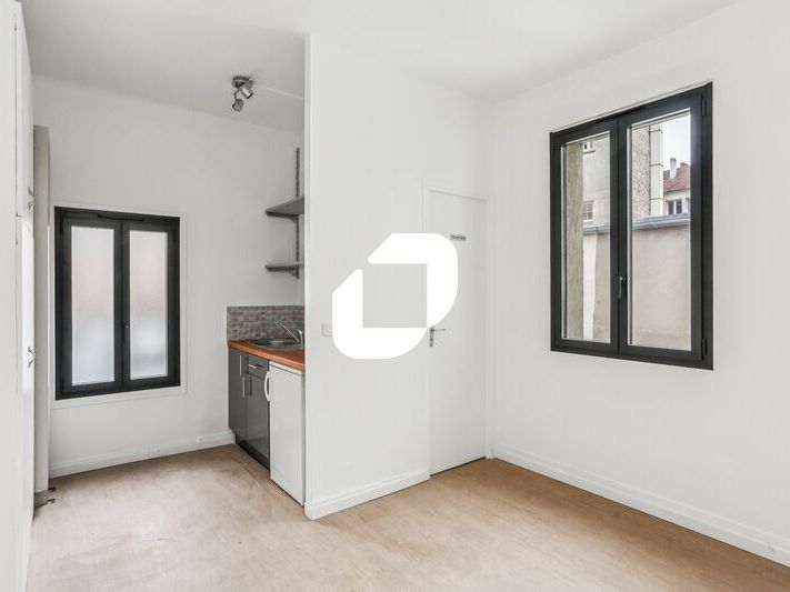 Dans le 14ème arrondissement de Paris et au pied 