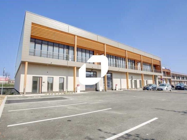 Situé à proximité immédiate de l'A4 et de la Fran