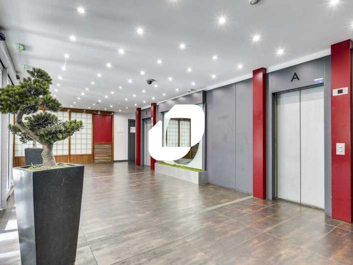 Situé à proximité de l'autoroute A4 et du RER A d