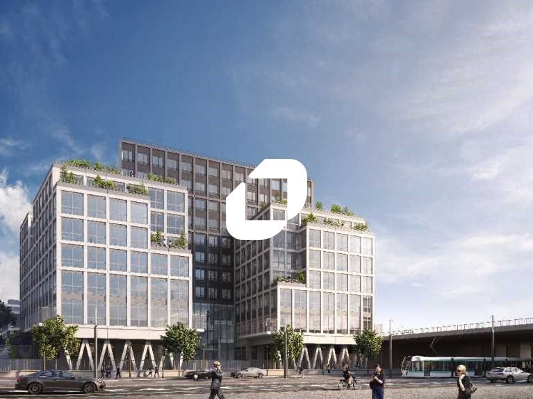 Situé au pied du métro Ligne 12 "Porte de la Chap