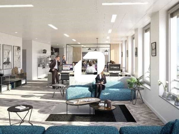 Situé au pied du métro Ligne 12 "Porte de la Chap