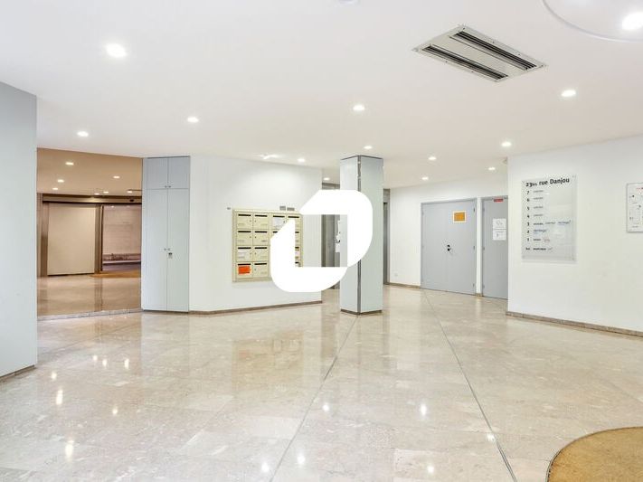 Situé à proximité immédiate du métro Marcel Semba