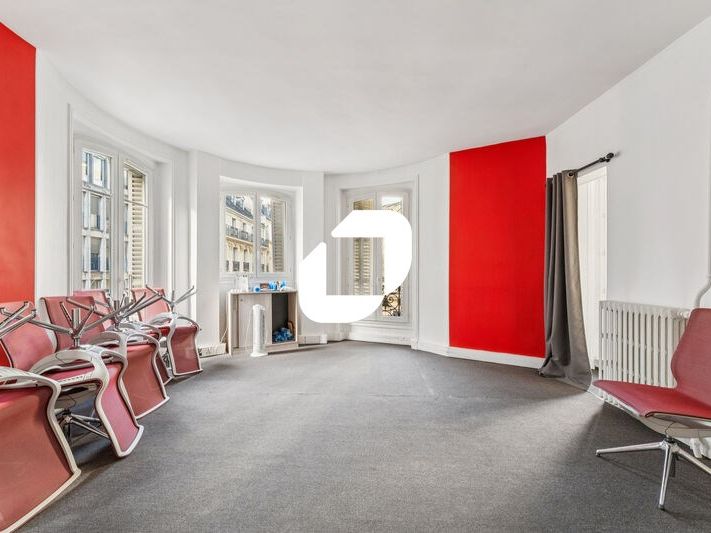 Situé à proximité des Champs Elysées et à deux pa