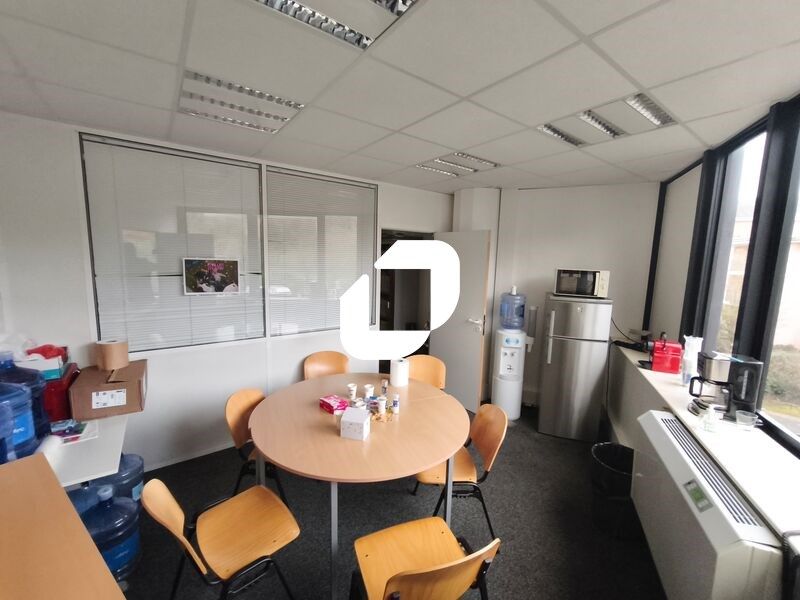 Situé à ROSNY SOUS BOIS, proche des accès autorou