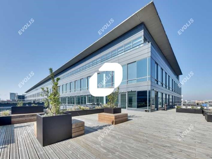 Situé à équidistance des RER D & B accessibles en