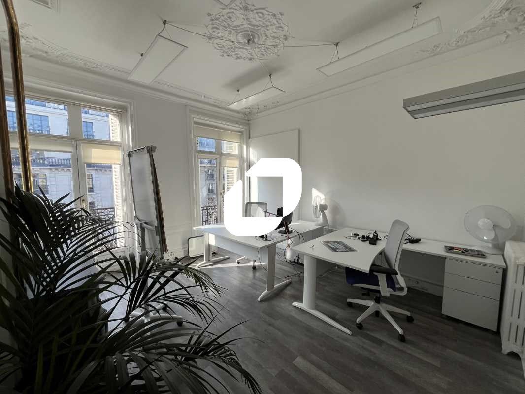 Au sein d'un bel immeuble Haussmannien et  à prox