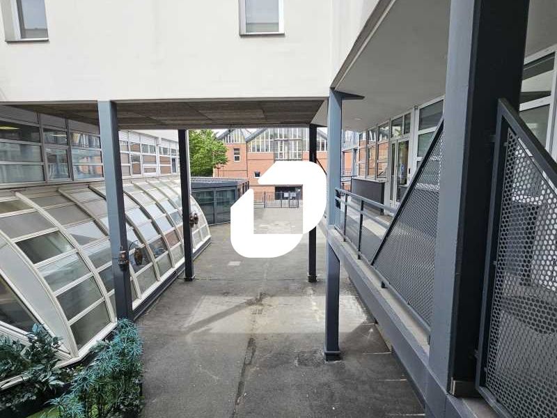 Situé au coeur de La Plaine Saint-Denis, à deux p