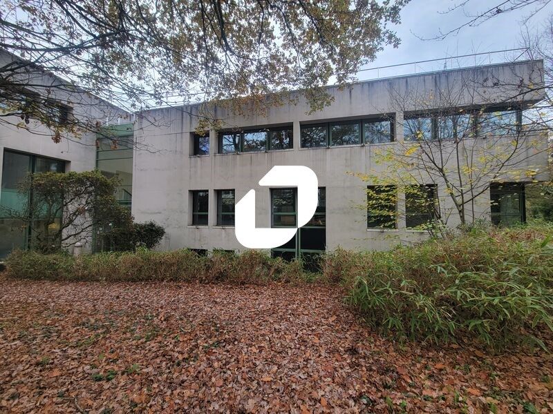 À proximité de la gare RER et des grands axes rou