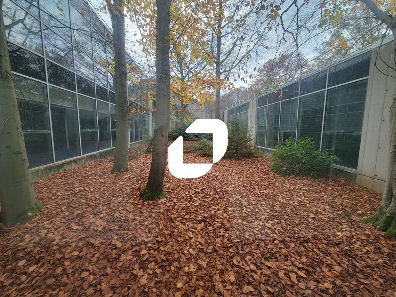 À proximité de la gare RER et des grands axes rou