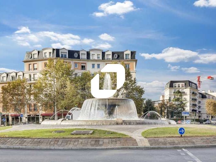 Dans un immeuble de bureaux avec hôtesse d'accuei