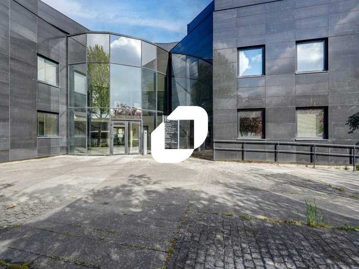 Situé au pied de l'Autoroute A6 et à proximité de