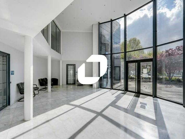 Situé au pied de l'Autoroute A6 et à proximité de