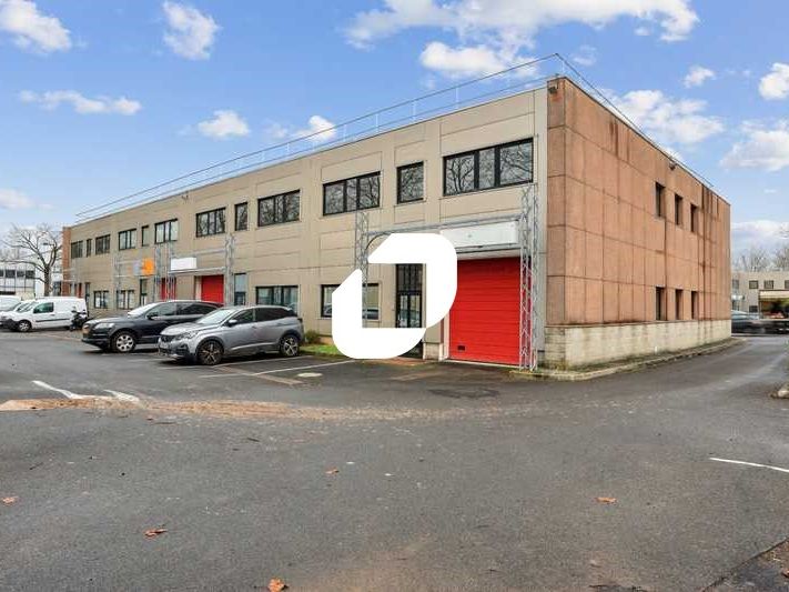 Situé à proximité de la nationale N104, dans la Z