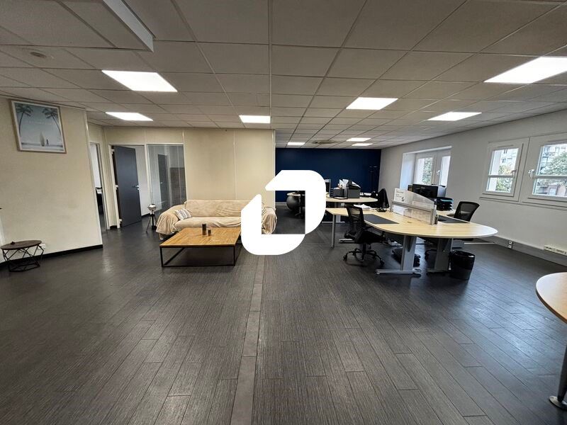 Situé à proximité de l'autoroute A6 et des nation