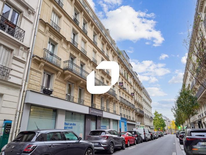 Proximité immédiate de Saint-Lazare, Paris 8e. En